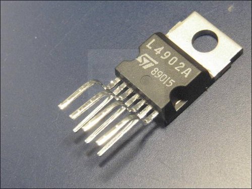 L 4902 A  DUAL 5V REGULATOR WITH RESET AND DISABLE